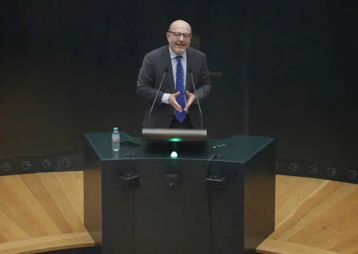 El delegado de Pol&iacute;ticas Sociales, Familia e Igualdad, Jos&eacute; Fern&aacute;ndez, durante su intervenci&oacute;n en el Pleno municipal - Foto Ayuntamiento de Madrid