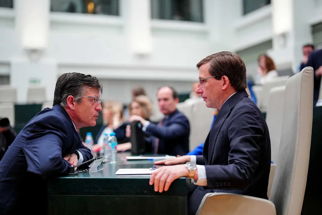 Mart&iacute;nez P&aacute;ramo (izquierda) y el alcalde hoy en el Pleno - Foto de Ayuntamiento de Madrid/ Alejandro Olea