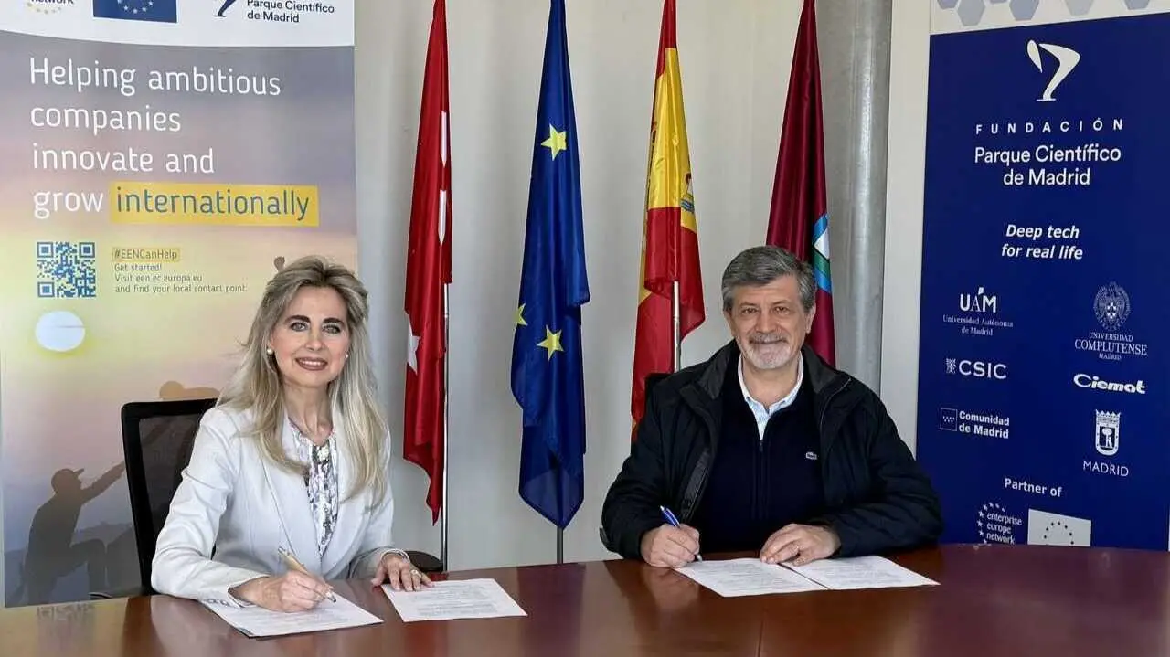 Marta del Castillo V&aacute;zquez, directora general del Parque Cient&iacute;fico de Madrid, y Gabriel Anzaldi, director de ecosistemas de Eurecat, firman el convenio de colaboraci&oacute;n entre ambas entidades en la sede del Parque madrile&ntilde;o. Fuente: PCM.