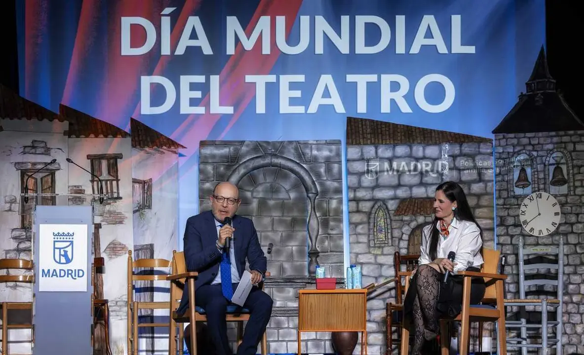 Fern&aacute;ndez en la conmemoraci&oacute;n del D&iacute;a Mundial del Teatro junto a la actriz Diana Navarro - Foto Ayuntamiento de Madrid