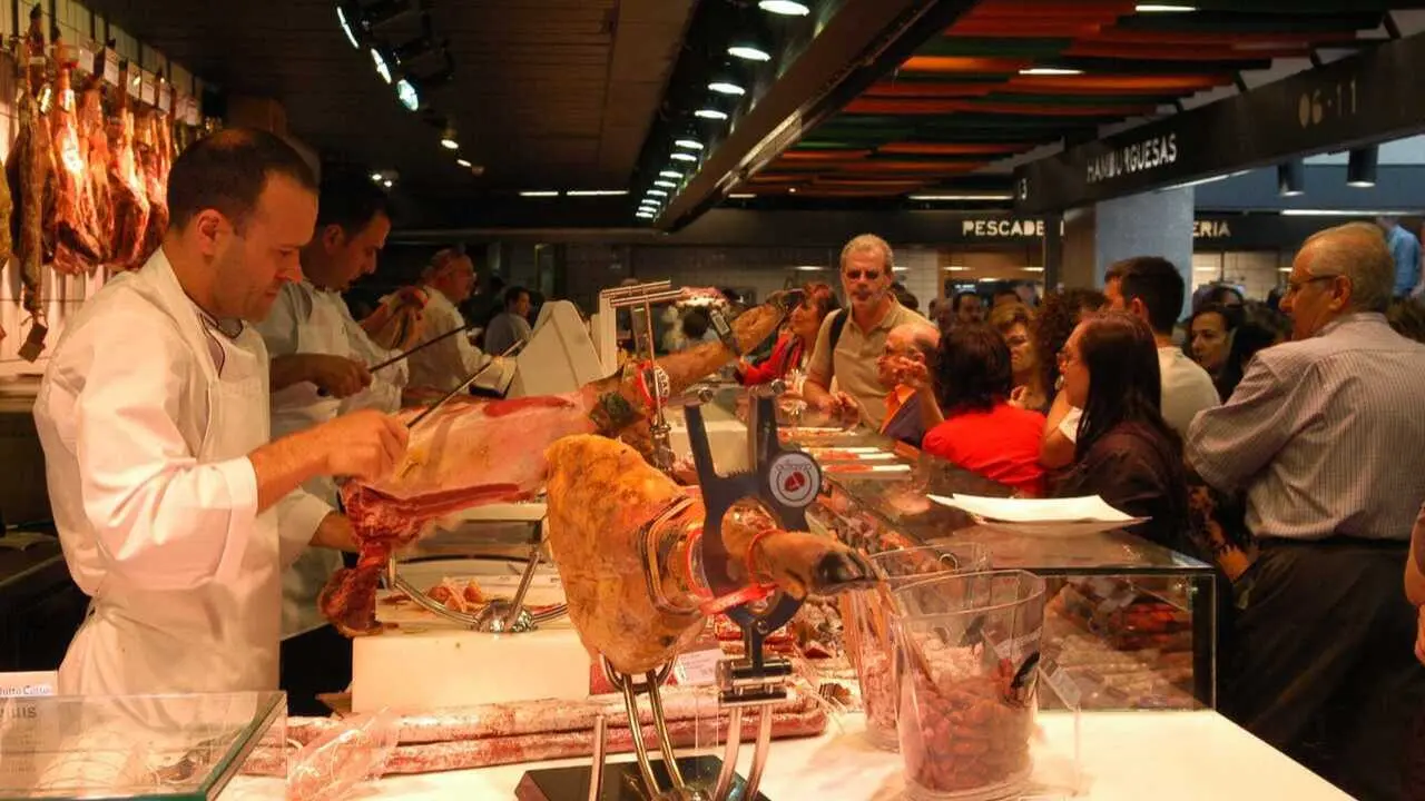 Un profesional de la hosteler&iacute;a en el Mercado Municipal de San Ant&oacute;n