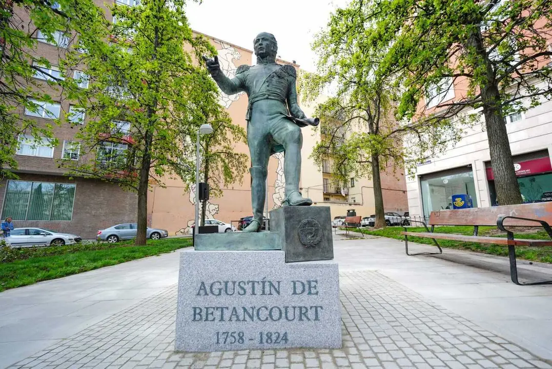 Imagen de la estatua erigida en el distrito de Chamber&iacute; en honor al ingeniero Agust&iacute;n de Betancourt