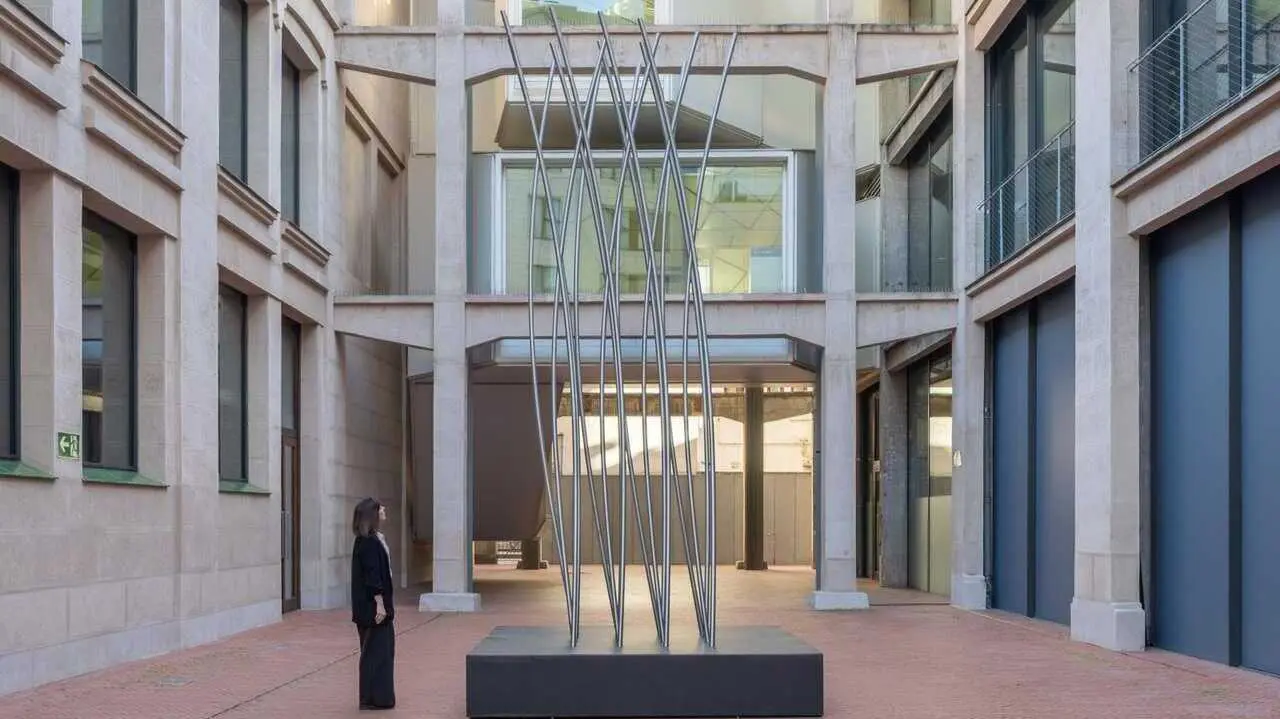 Escultura del artista madrile&ntilde;o SpY, en Serrer&iacute;a Belga