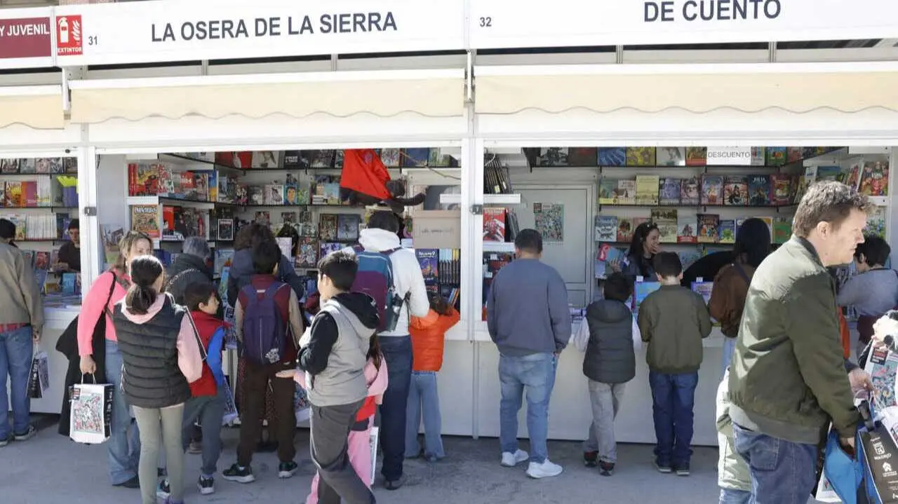 Visitantes en los puestos de la II Feria del C&oacute;mic de Madrid