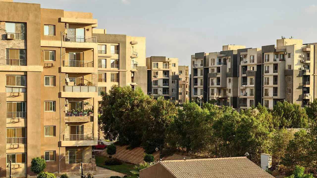 Edificios de apartamentos modernos en una zona urbana soleada - Foto de Mahmoud Zakariya de Pexels