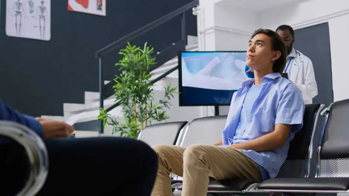 Un joven paciente espera en la consulta de neurolog&iacute;a - Foto de 123RF/dragoscondrea