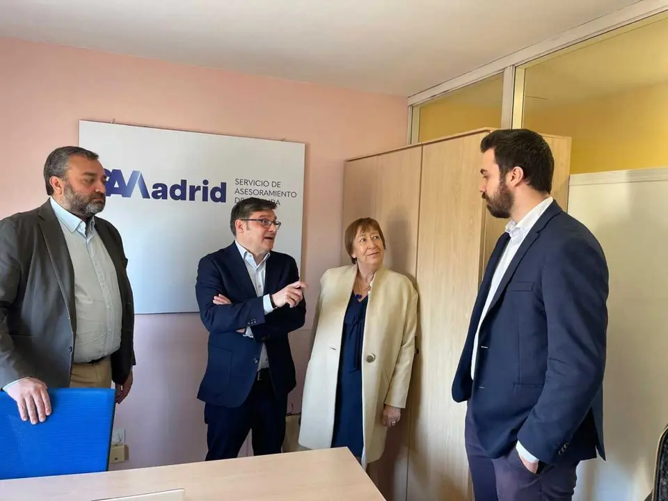 Momento de la visita con personal del Servicio de Asesoramiento de Vivienda - Foto Ayuntamiento de Madrid
