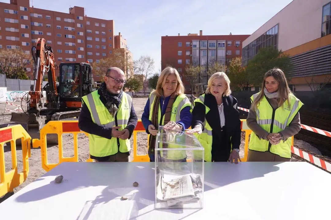 La vicealcaldesa ha colocado la primera piedra junto a los delegados de Obras y Equipamientos y de Pol&iacute;ticas Sociales, Familia e Igualdad y la concejala del distrito - Foto Ayuntamiento de Madrid
