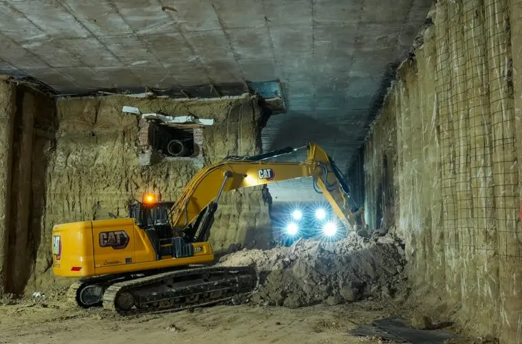 Una excavadora en el t&uacute;nel de la A-5 - Foto de Ayuntamiento de Madrid/ Alejandro Olea