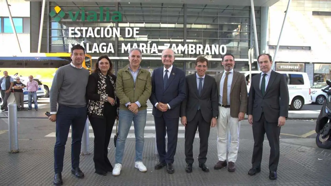 Almeida en la estaci&oacute;n de AVE de M&aacute;laga | Foto del Ayuntamiento de Madrid