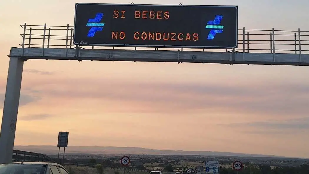 Panel con el mensaje 'Si bebes, no conduzcas' en una carretera | Foto de DGT