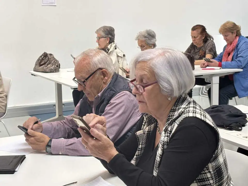 Participantes de las sesiones formativas sobre digitalizaci&oacute;n e inteligencia artificial para personas mayores - Foto Ayuntamiento de Madrid