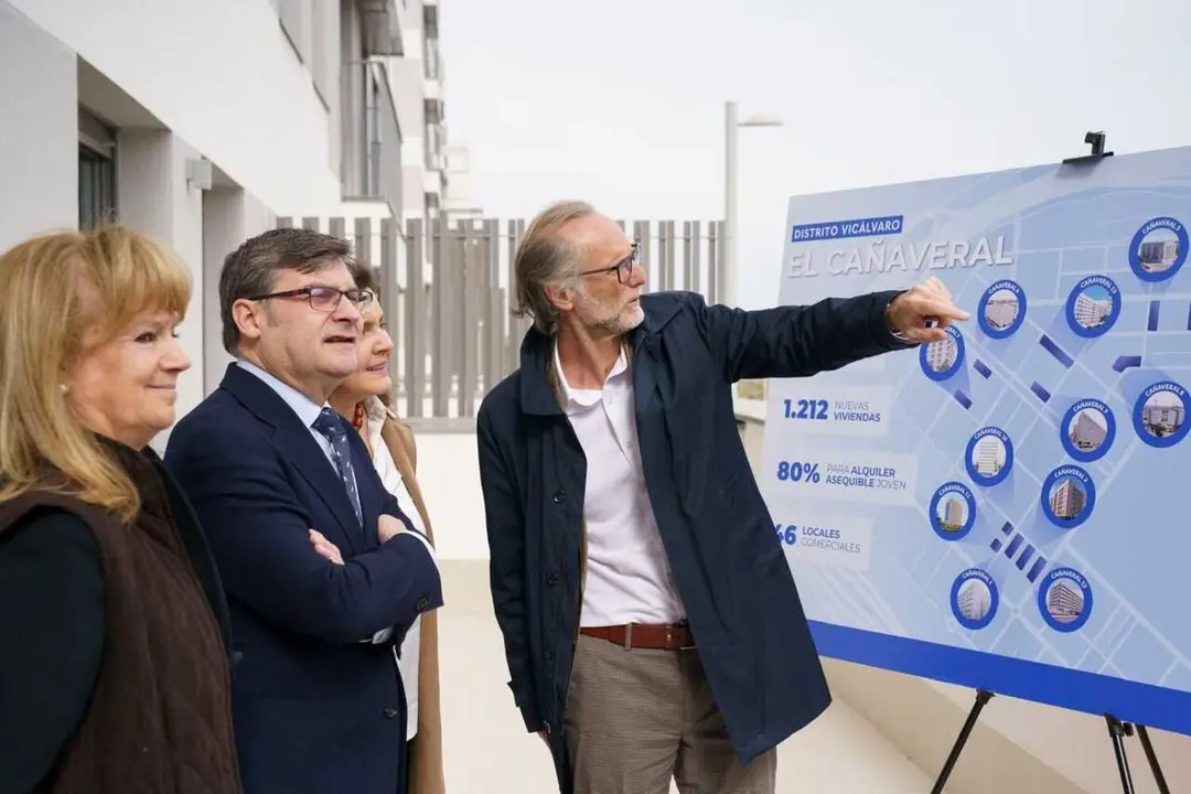 El delegado de Pol&iacute;ticas de Vivienda y presidente de EMVS Madrid, &Aacute;lvaro Gonz&aacute;lez, durante la visita del final de obras de la promoci&oacute;n Ca&ntilde;averal 13 - Foto Ayuntamiento de Madrid