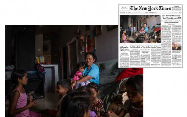 Irma Palmar, de 52 a&ntilde;os, con sus siete nietos en su casa en Maracaibo, Venezuela. Su hija emigr&oacute; a Colombia.
Marian Carrasquero para The New York Times.