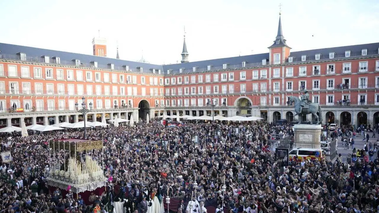 Procesi&oacute;n del Jueves Santo en la plaza Mayor