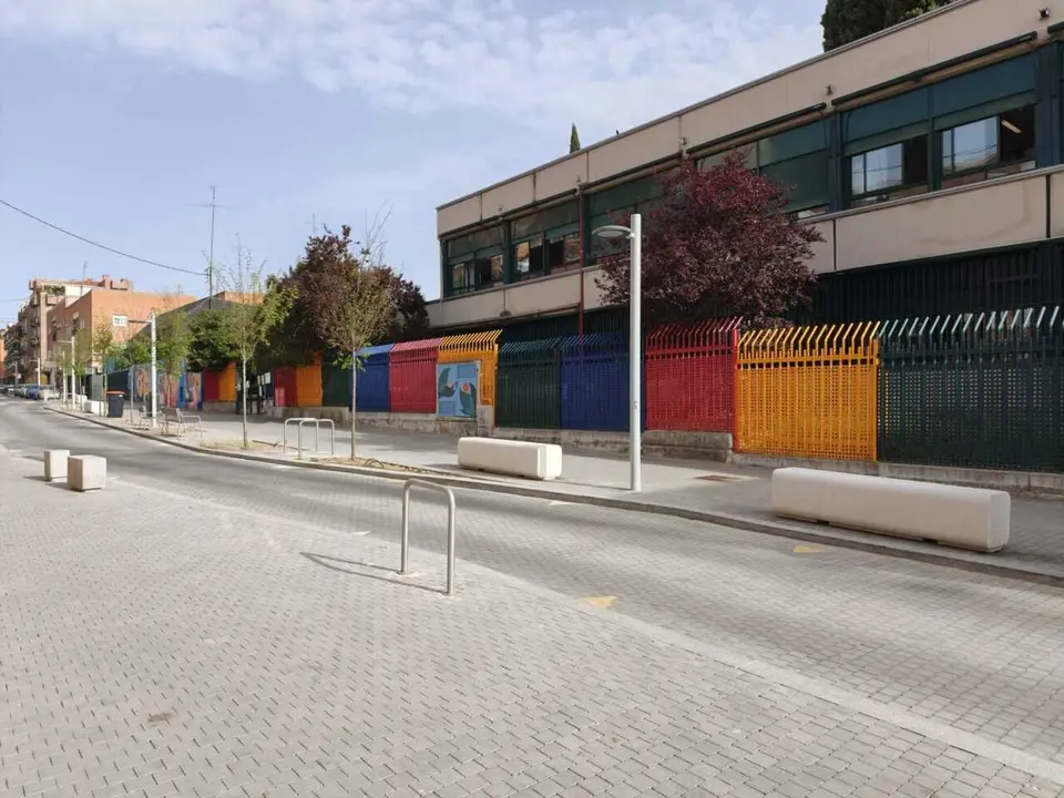 La delegada de Obras y Equipamientos, Paloma Garc&iacute;a Romero; el delegado de Pol&iacute;ticas Sociales, Familia e Igualdad, Jos&eacute; Fern&aacute;ndez, y el concejal de Puente de Vallecas, &Aacute;ngel Ni&ntilde;o, han visitado las obras de mejora del entorno del Colegio p&uacute;blico Agustina D&iacute;ez