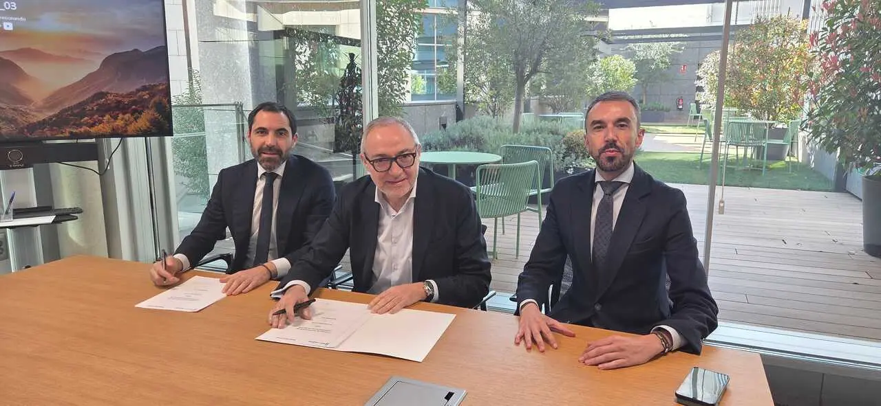 De izquierda a derecha: Mario Vega, director comercial de Empresas Organizaci&oacute;n Madrid Este de Bankinter; Lorenzo Alonso, 
director general de Avalmadrid; Jos&eacute; Alfonso M&aacute;rquez, director de Riesgos Organizaci&oacute;n Madrid Este de Bankinter.