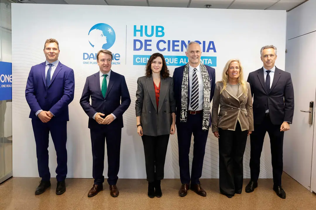 Ayuso, durante su visita a la planta de la multinacional francesa - Foto Comunidad de Madrid