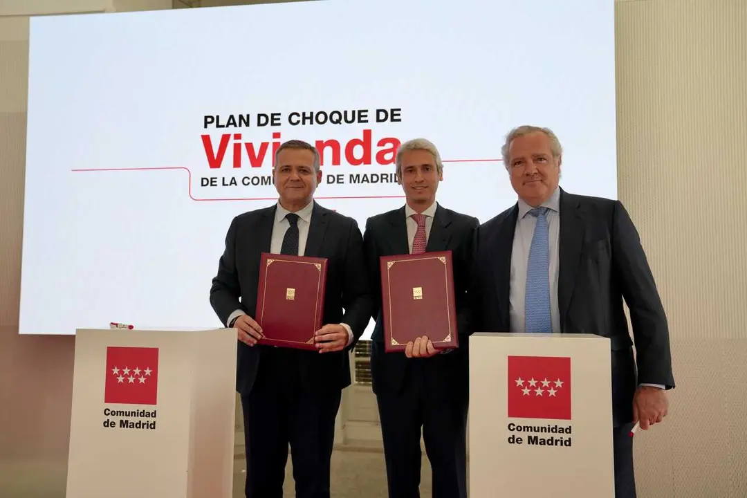 El consejero Rodrigo ha formalizado hoy los contratos de las primeras promociones - Foto Comunidad de Madrid