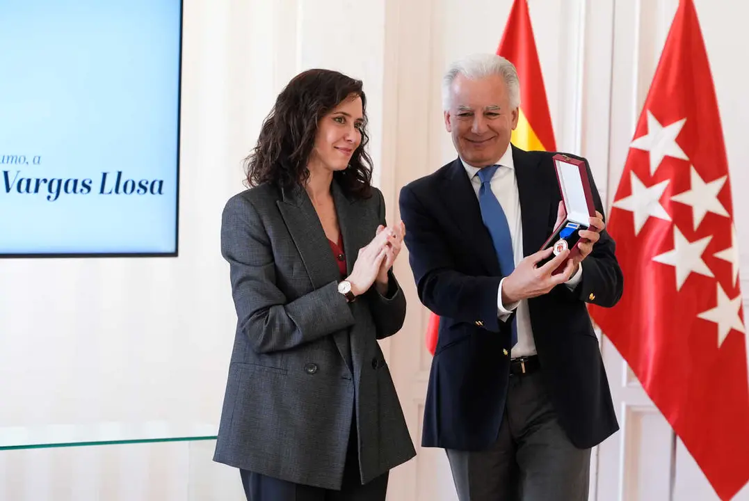 Ayuso entrega la Medalla Internacional de las Artes de la Comunidad de Madrid a t&iacute;tulo p&oacute;stumo a Mario Vargas Llosa - Foto Comunidad de Madrid
