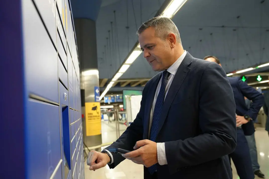 El consejero Rodrigo, durante su visita a las instalaciones de Embajadores - Foto Comunidad de Madrid