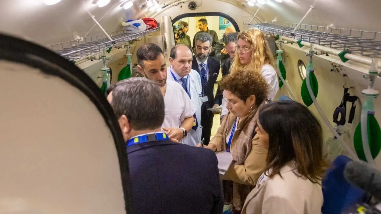 La comitiva de la NASA y expertos canarios en la c&aacute;mara hiperb&aacute;rica - Foto de Gobierno Canarias