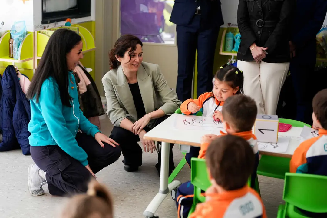 Ayuso, durante su visita al colegio Gredos San Diego del madrile&ntilde;o barrio de Valdebebas - Foto Comunidad de Madrid