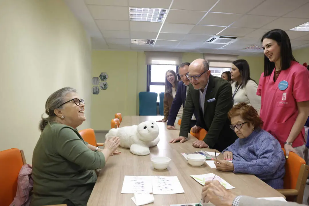 Fern&aacute;ndez y Taboada visitan un centro de d&iacute;a municipal que ha incorporado el robot terap&eacute;utico Nuka - Foto Ayuntamiento de Madrid