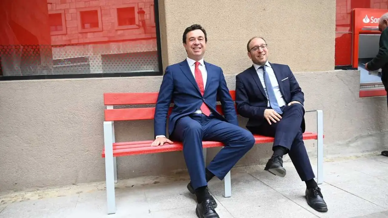 el director de Instituciones de Banco Santander en Castilla y Le&oacute;n, Rub&eacute;n Garc&iacute;a, y el alcalde de Ciudad Rodrigo, Marcos Iglesias - Foto de Banco Santander