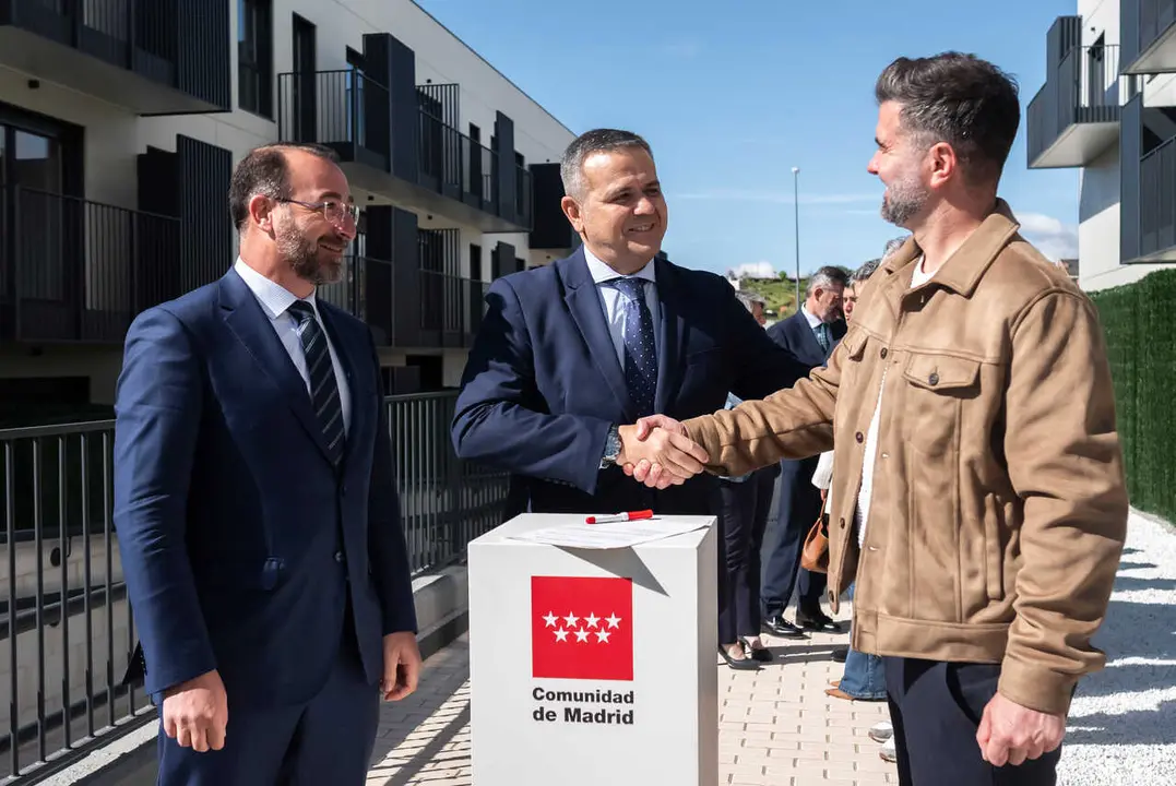 El consejero Rodrigo, durante la entrega de viviendas de la nueva promoci&oacute;n de Colmenar Viejo - Foto Comunidad de Madrid
