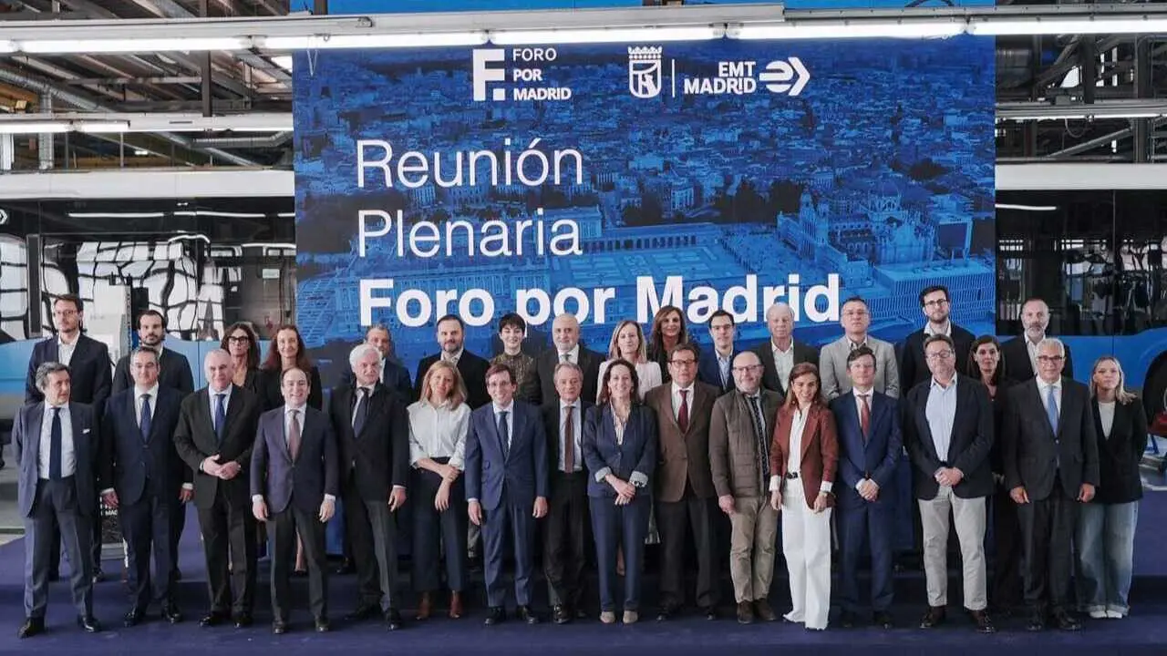 Foto de familia con participantes en el Pleno del Foro por Madrid