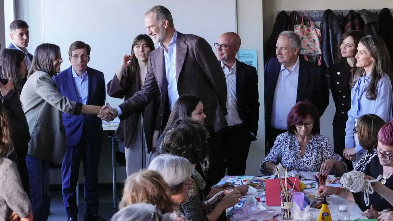 Almeida junto a los reyes de Espa&ntilde;a y la presidenta de la Comunidad de Madrid, Isabel D&iacute;az Ayuso, en su visita al Espacio Mujer Madrid