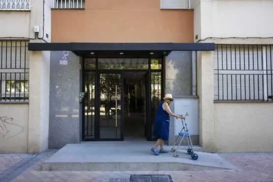 Ciudadana saliendo de portal accesible gracias al Plan Adapta - Imagen archivo Ayuntamiento de Madrid