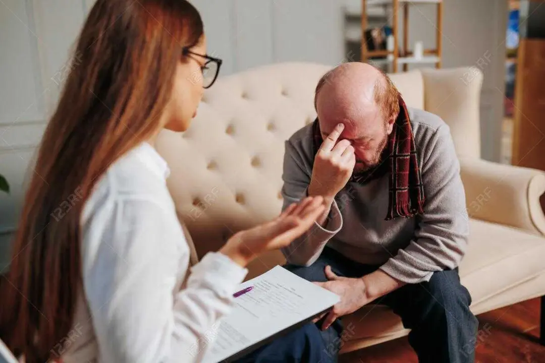 Un hombre es atendido por una sanitaria - Foto de 123rf/alexandrmusuc