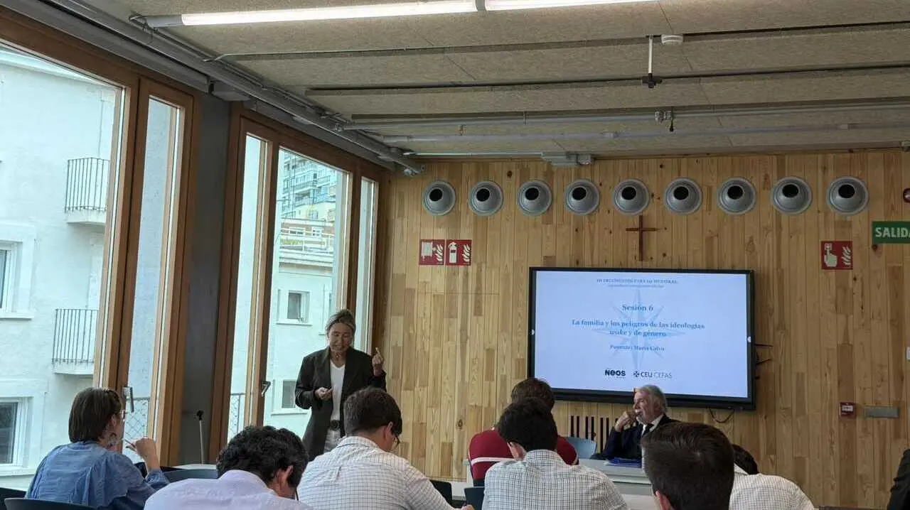 Mar&iacute;a Calvo en la ponencia sobre la familia organizada por CEU-CEFAS