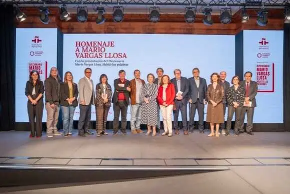 Foto de familia del homenaje a Mario Vargas Llosa en el Instituto Cervantes, con los autores que han participado en palabras del Diccionario dedicado al escritor. Foto: Instituto Cervantes / Alba Pacheco Bravo