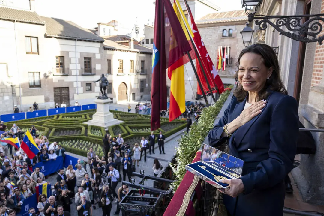 Almeida, en diferentes momentos del acto de entrega de la Llave de Oro de Madrid a Mar&iacute;a Corina Machado, en la Casa de la Villa