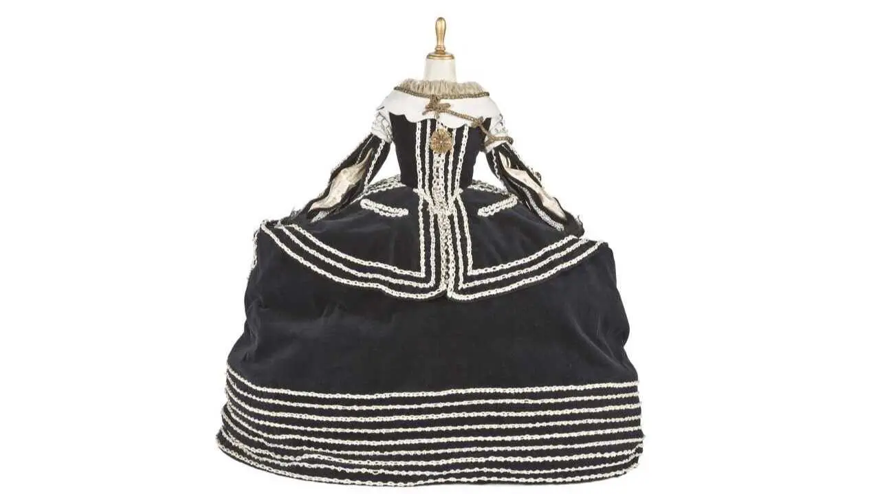 Maniquí con reproducción del traje de Mariana de Austria en 1652