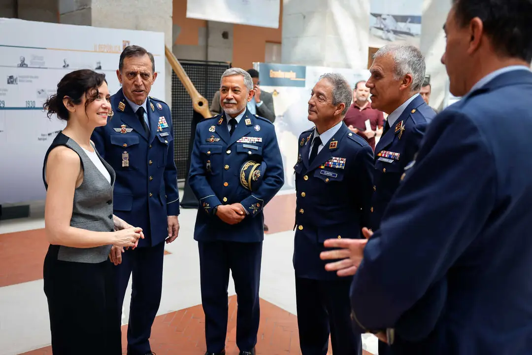 Ayuso acompa&ntilde;a al Jefe del Estado Mayor del Ej&eacute;rcito del Aire y del Espacio, Francisco Braco en su visita - Foto Comunidad de Madrid