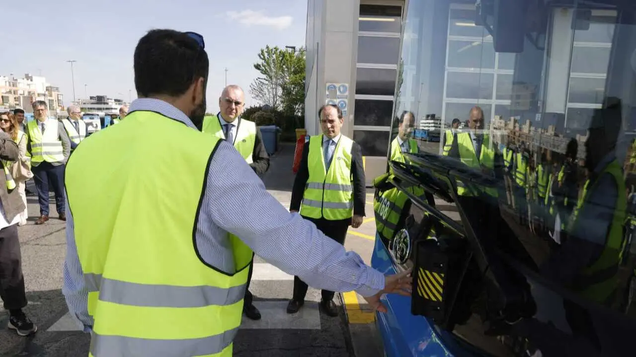 Conductor EMT Madrid mostrando el sistema antiatropellos del lateral bus