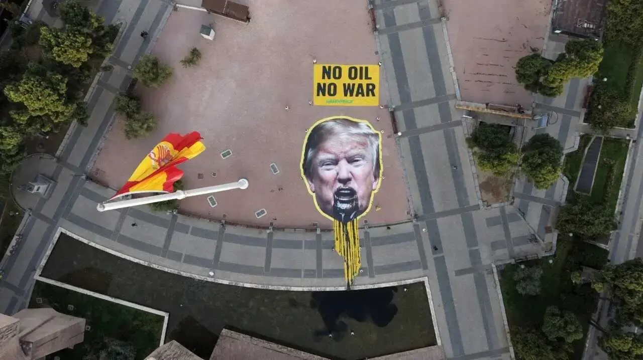 Trump vomita petr&oacute;leo en la Plaza Col&oacute;n de Madrid. &Aacute;lvaro Lagos - Foto de Greenpeace