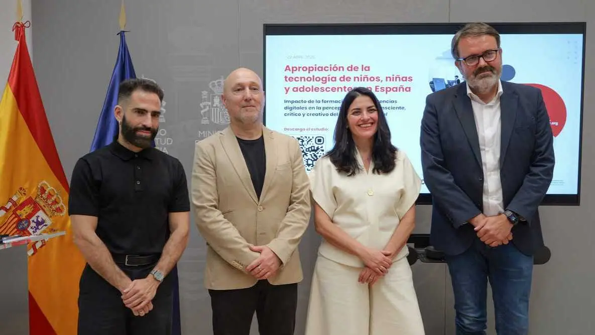 Antonio Pulido, &Oacute;scar Espiritusanto, Yolanda Rueda y Rub&eacute;n P&eacute;rez, en la presentaci&oacute;n del estudio.