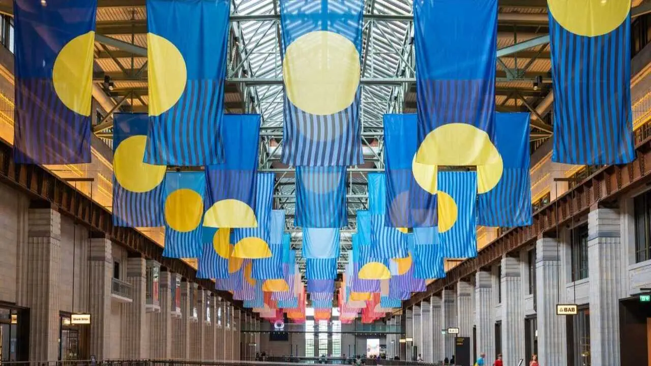 La exposici&oacute;n re&uacute;ne a 12 artistas y colectivos internacionales, con instalaciones, v&iacute;deo, pintura y performance en di&aacute;logo con sistemas algor&iacute;tmicos, econ&oacute;micos y sociales