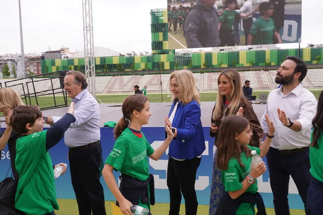 Sanz con alumnos participantes en las Escoladas 2026 - Foto Ayuntamiento de Madrid