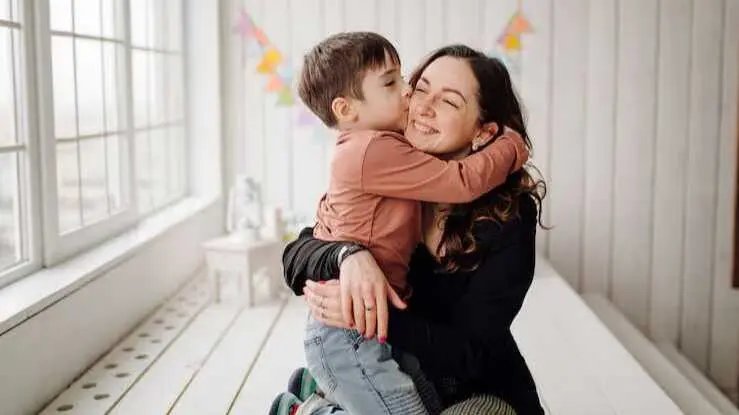 madre-su-hijo-estan-posando-estudio-ropa-casual_1328-2348