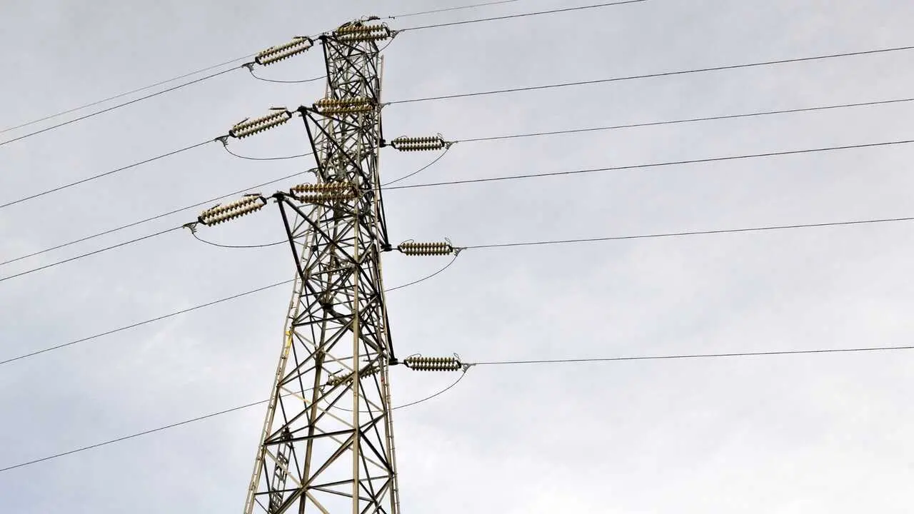 Torre de alta tensi&oacute;n - Foto de Three_media_service de Pixabay