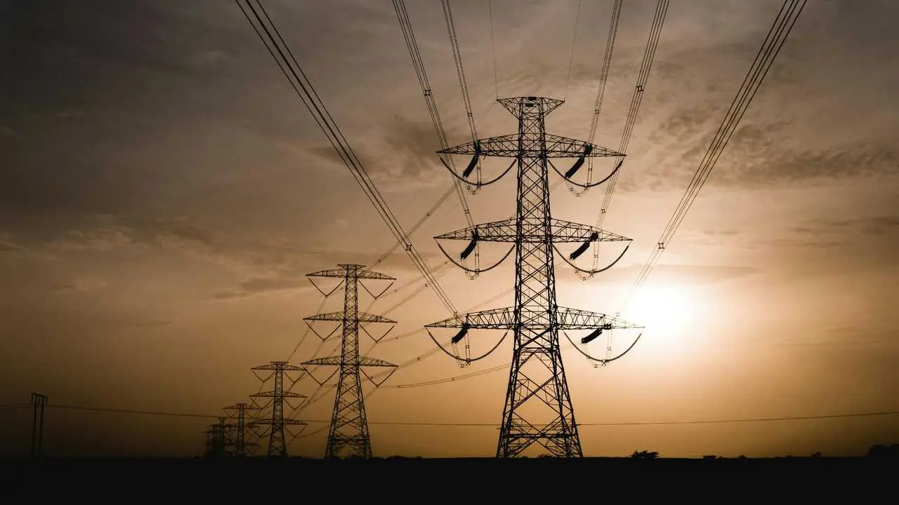 "Siluetas de majestuosas l&iacute;neas el&eacute;ctricas contra el atardecer" - Foto de Muneeb Khan de Pexels