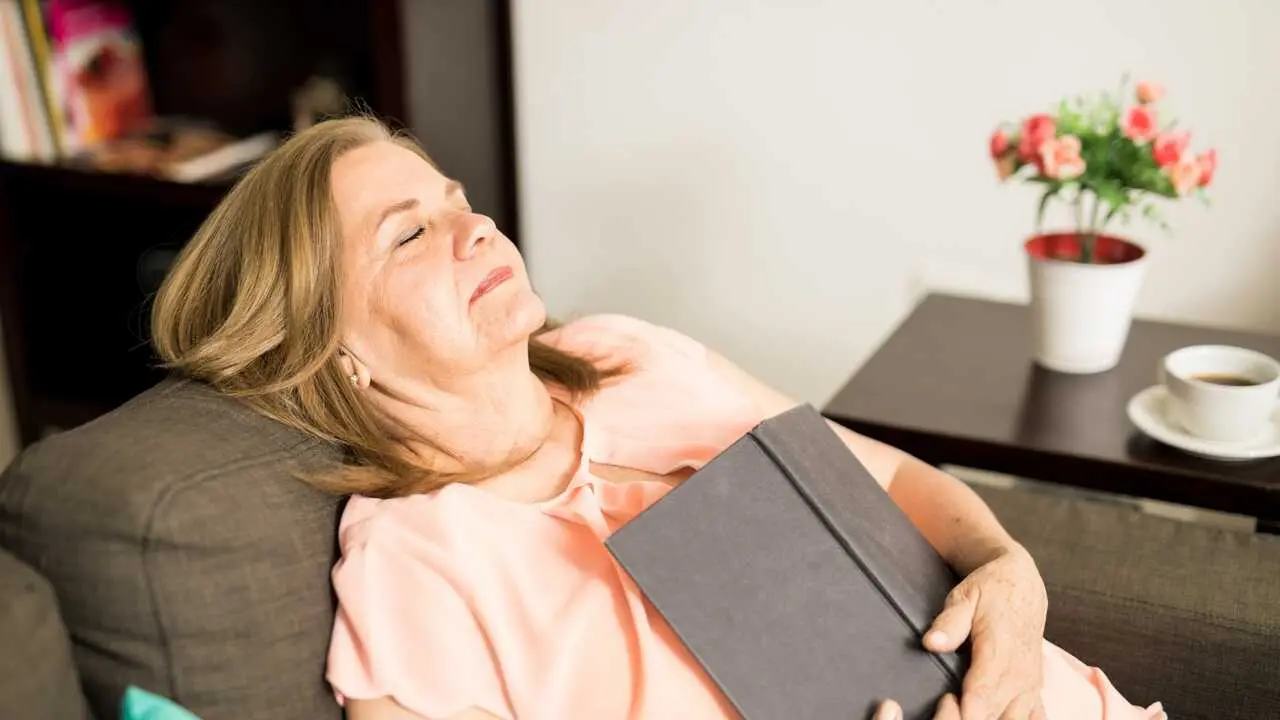 Mujer durmiendo la siesta - Foto de Antonio_Diaz de Getty Images