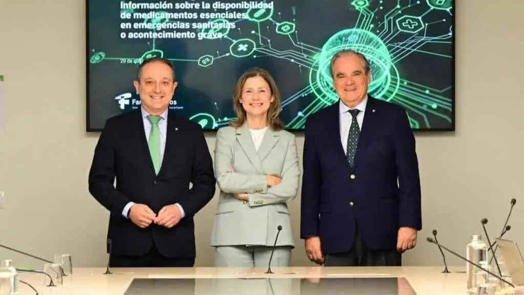 Juan Pedro Risquez (CGCOF), M&ordf; Jes&uacute;s Lamas (AEMPS) y Jes&uacute;s Aguilar (CGCOF), durante la presentaci&oacute;n de NofiticaMES - Foto del Consejo General de Colegios de Farmac&eacute;uticos de Espa&ntilde;a