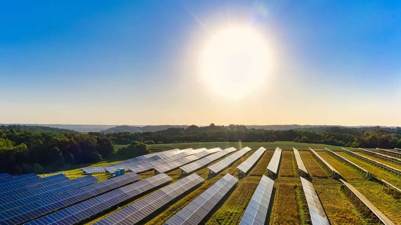 Granja solar en d&iacute;a soledado - Foto de Tom Fisk de Pexels